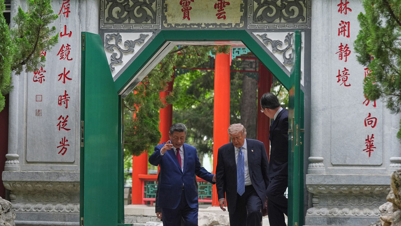 El presidente de Estados Unidos, Donald Trump, estrecha la mano del presidente chino, Xi Jinping, al salir tras una visita al jardín Zhongnanhai en Pekín, China